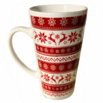 Cană alb cu roșu motive de iarnă reni steluțe fulgi nea