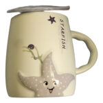 Cană Starfish ceramică bej cu linguriță și cu capac model scoică roz pudrat/portocaliu/gri 350 ml, 11x9x7,5 cm