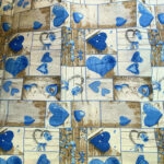 Față de masă cu inimi albastre