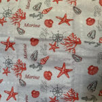 Față de masă nisipie cu decorațiuni marine roșii