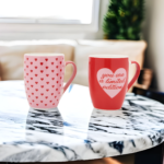 Set 2 căni cu inimioare roșii și roz