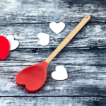 Spatulă roșie din silicon în formă de inimă