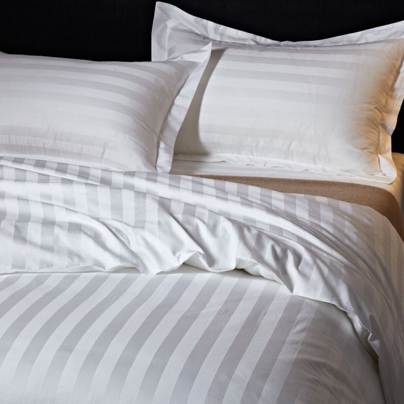 lenjerie-de-pat-doua-persoane-damasc-dunga-lata-bumbac-alb-hotel-1 Lenjerie hoteliera king size Damasc Satinat Bumbac dunga 2 cm (Pat matrimonial) - imagine 1